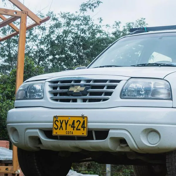 ¿Cómo identificar una placa oficial en Colombia? 