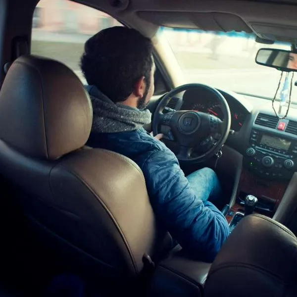 Foto de conductor, en nota sobre cómo pasar un reductor de velocidad en carro con consejos para que cuidarlo bien