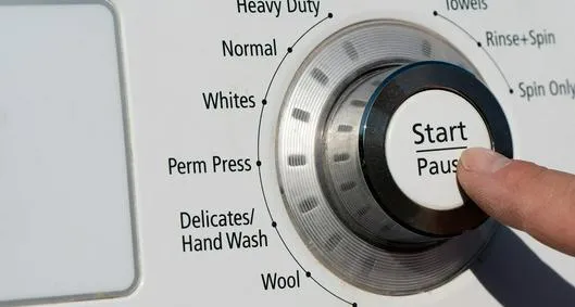 ¿Por qué sale poca agua en la lavadora?