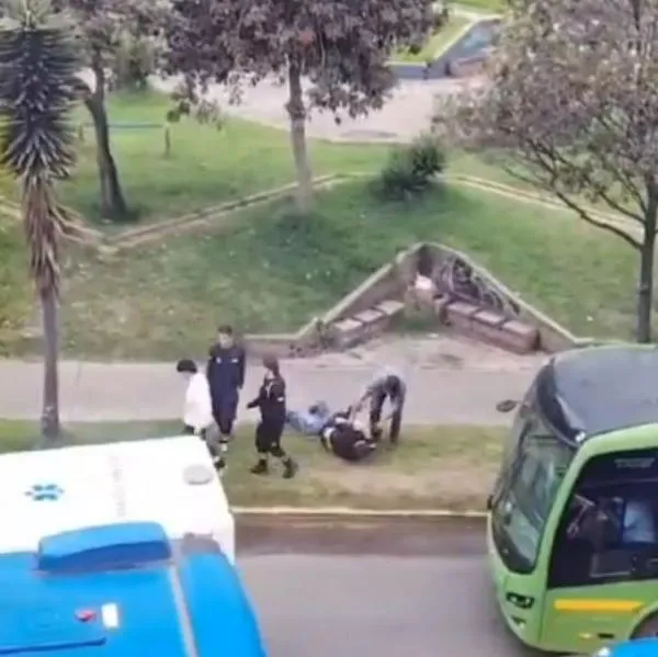 Conductores de 2 ambulancias sacaron cuchillo en medio de accidente en Bogotá