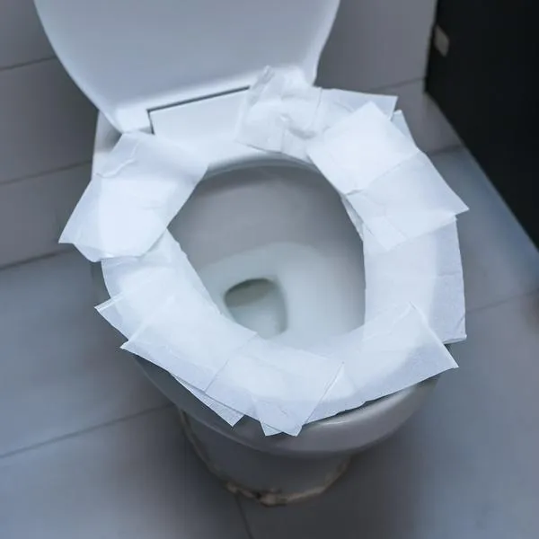 Qué pasa si se cubre la taza del inodoro con papel higiénico
