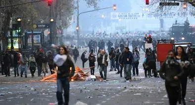 En Argentina se registran enfrentamientos y disturbios por reformas de Milei
