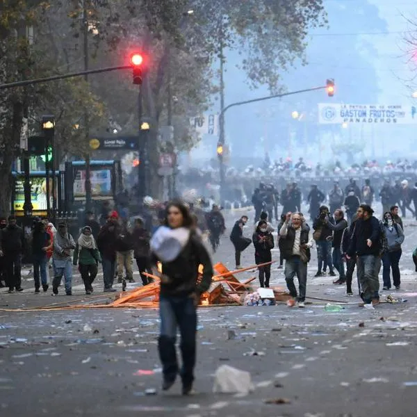 En Argentina se registran enfrentamientos y disturbios por reformas de Milei
