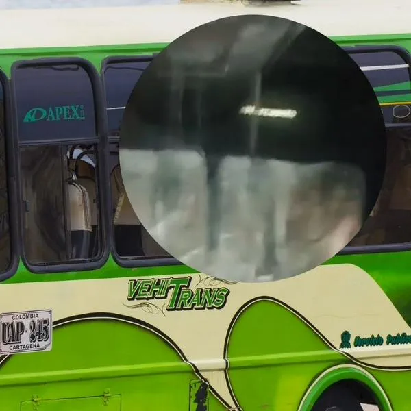 En Soacha prenden fuego a una buseta de trasporte público, mujer resultó herida