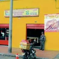 Conoce a los dueños de Semáforo en Rojo, el famoso restaurante de pollo asado en Bogotá. Descubre la historia de Don Tino y cómo su legado sigue vivo en ca