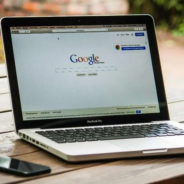 Foto de buscador, en nota sobre cómo quitar sugerencias de búsqueda en Google y razón por aviso de elige buscador