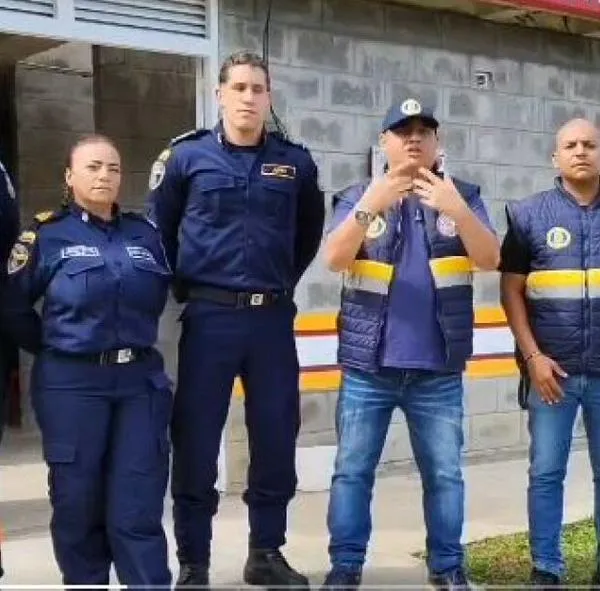 Ladrones de bomberos en Bello, Antioquia, dejaron caer lo hurtado en medio de la huida
