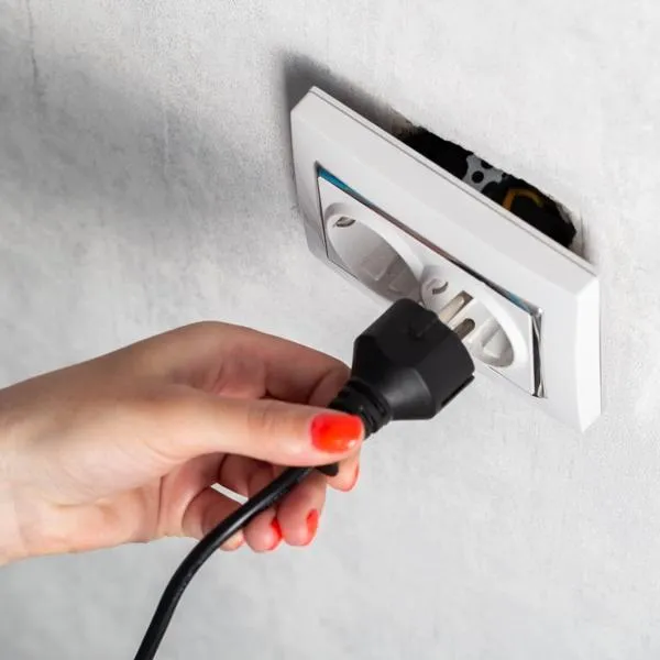 Para qué sirve el tercer palito del conector. 