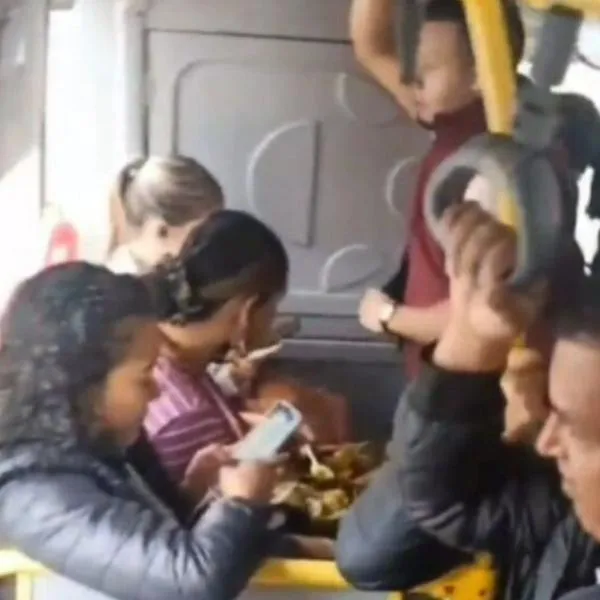 Video | ¡Qué no se le haga tarde! Personas desayunan tamal en pleno TransMilenio