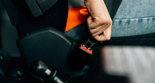 ¿Cómo arreglar el pasador del cinturón de carros? 