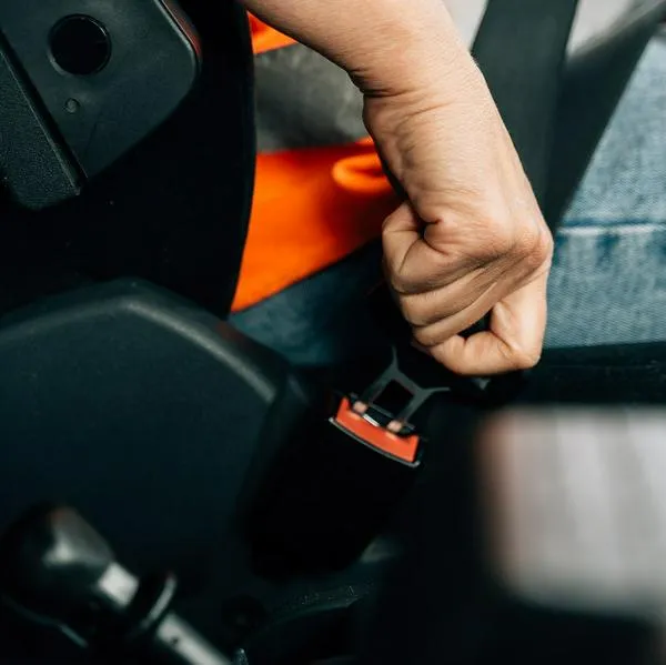 ¿Cómo arreglar el pasador del cinturón de carros? 