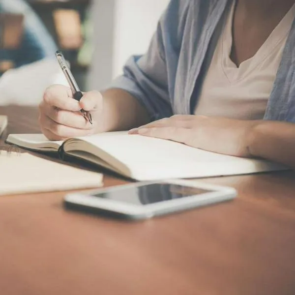 Foto de persona escribiendo, en nota de cuándo usar por qué y porqué con diferencias de cómo aplica cada uno al escribir