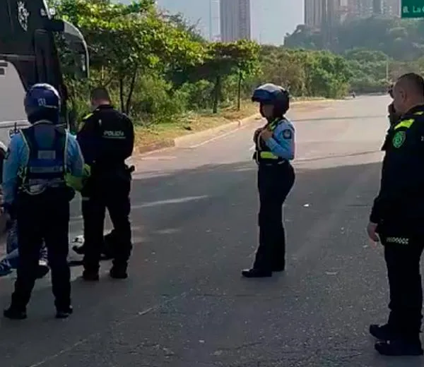 EN VIDEO: ¿Qué pasó ahí? Denunciaron a agentes de tránsito de Bello porque habrían hecho caer a un motociclista