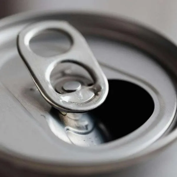 Foto de envase destapado, en nota sobre cómo limpiar la lata de cerveza.