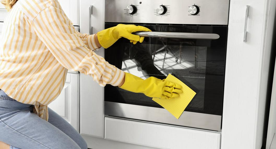 Así puede limpiar el horno para que quede impecable.