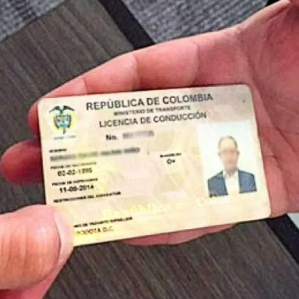 Licencia de conducción en Colombia que se debe renovar siendo menor de edad