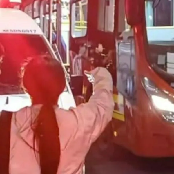 Hombre se lanzó desde un bus de Transmilenio en Bogotá para salvar a su novia de un robo. La mujer logró seguir con su patineta eléctrica. 