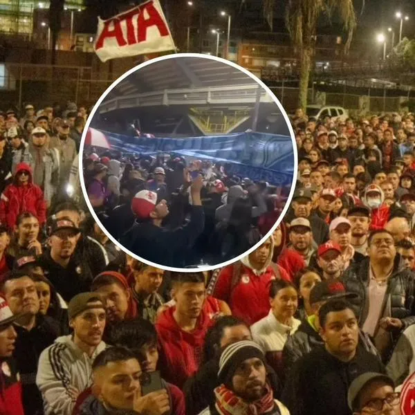 Hinchas de Santa Fe exhiben trapos de Millonarios antes de final de Liga