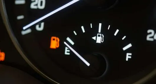 Cuando se enciende la luz de gasolina en carro cuánto se puede andar 