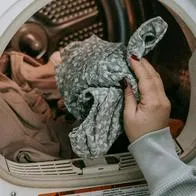Foto de lavadora, en nota de qué pasa si centrifugo dos veces la ropa 