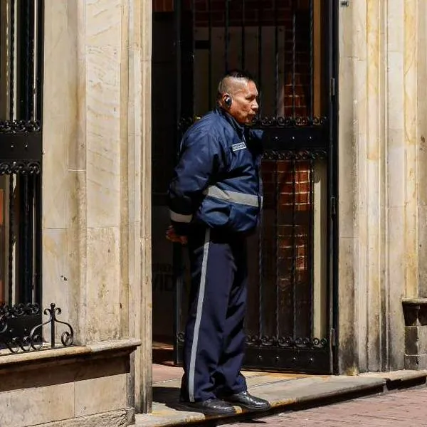 Foto de celador, en nota de cuánto es el salario de un vigilante en 2024 y así se maneja su caso particular