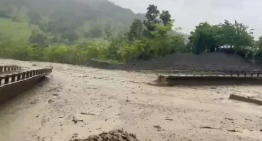 Creciente súbita arrasó puente en zona rural de Carepa, Antioquia; 15 veredas están incomunicadas