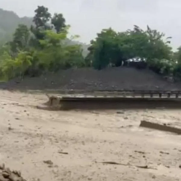 Creciente súbita arrasó puente en zona rural de Carepa, Antioquia; 15 veredas están incomunicadas