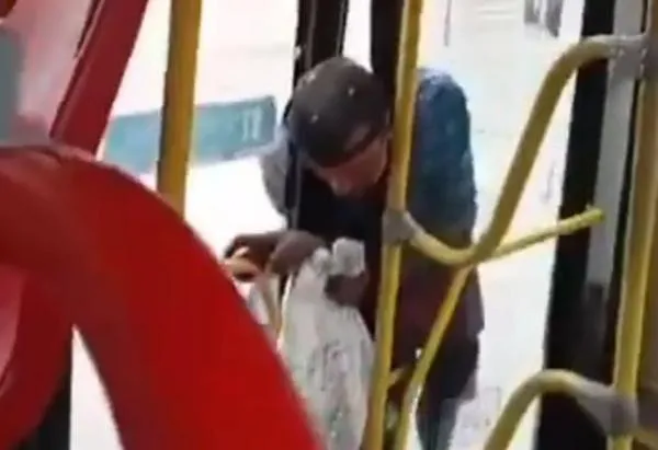 Hombre quedó con la cabeza atrapada entre las puertas de un SITP y el conductor no abría