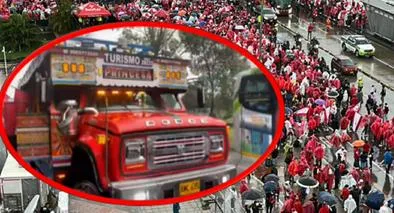 Caravana de hinchas de Santa Fe, antes de la final. 