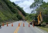 Impresionante deslizamiento de tierra tiene cerrada la vía Bolombolo - Santa Fe de Antioquia; esto es lo que se sabe