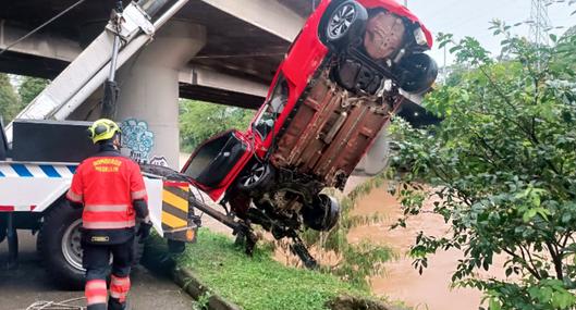 Carro cayó a río Medellín con dos ocupantes: imágenes del rescate