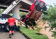 Carro cayó a río Medellín con dos ocupantes: imágenes del rescate