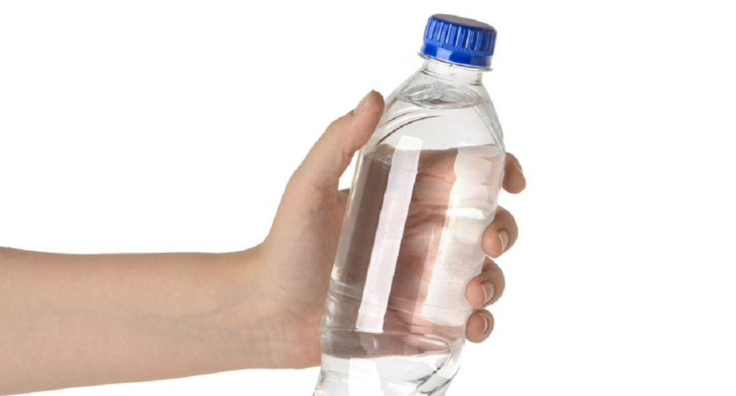 Comprar botellas de agua implica un enorme gasto para los que las consumen