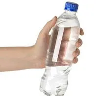 Comprar botellas de agua implica un enorme gasto para los que las consumen