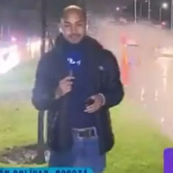 El periodista David Quintero de Noticias Caracol cubría la victoria del Atlético Bucaramanga desde el Simón Bolívar y un carro lo lavó en vivo.