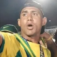 A Carlos Henao, jugador del Bucaramanga, le robaron la medalla en el estadio durante celebración. Hincha quedó grabado y ya está identificado.