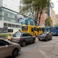Trancones en Bogotá: carros, motos y buses no pasan por calle 80 y la carrera Séptima.