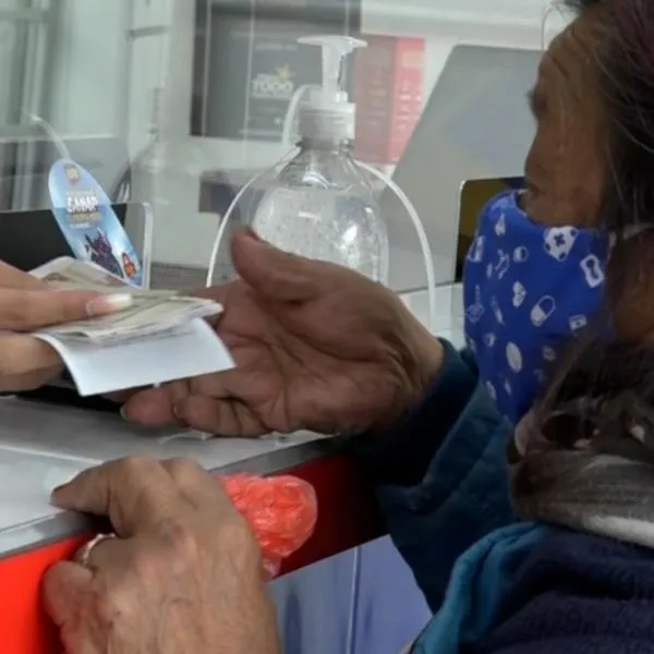 Colpensiones aclara cómo será la entrega del bono de 225.000 pesos para los adultos mayores de 60 o 80 años que quedó planteado en la reforma pensional. 