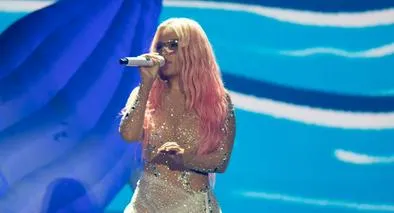 Abuchean a Karol G por saludar bandera de Israel en uno de sus conciertos por Europa