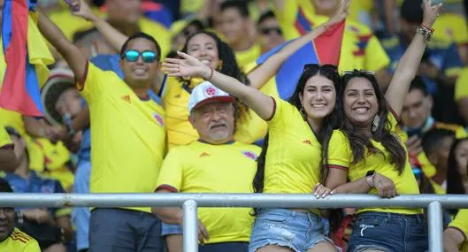 Foto hinchas de selección colombiana, en nota de camisetas de fútbol de Colombia y más réplicas en Bogotá 