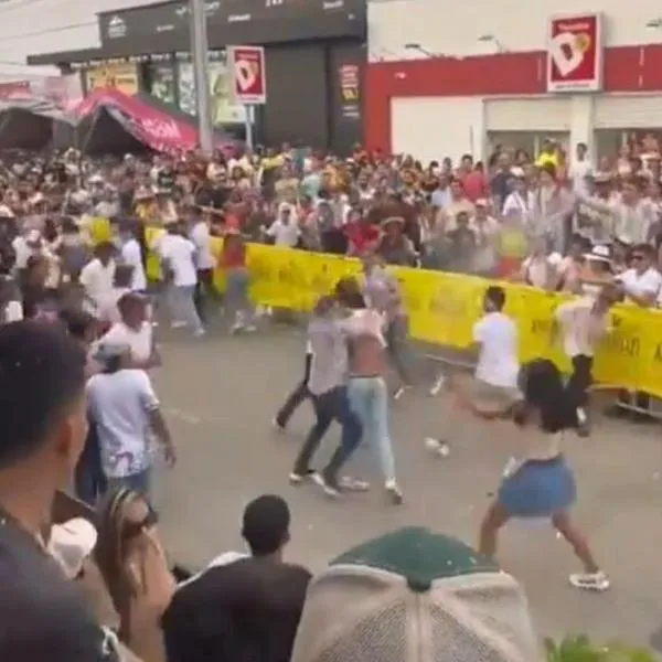 Hombre halló a su novia besándose con otra mujer y desató pelea feria ganadera