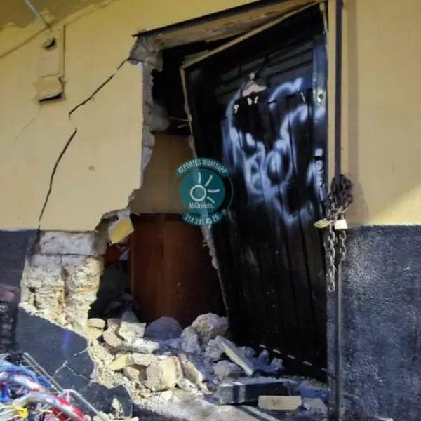 Dos borrachos se estrellaron contra una casa en Rionegro: traspasaron el muro de la vivienda