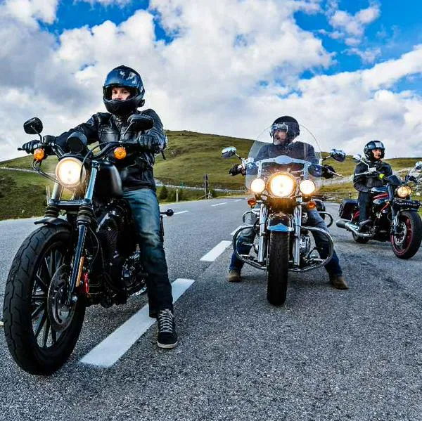 Foto de motociclistas, en nota de por qué las motos no pagan peaje en Colombia 