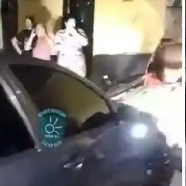 Video de accidente de carro que terminó dentro de casa; pasajeros iban borrachos