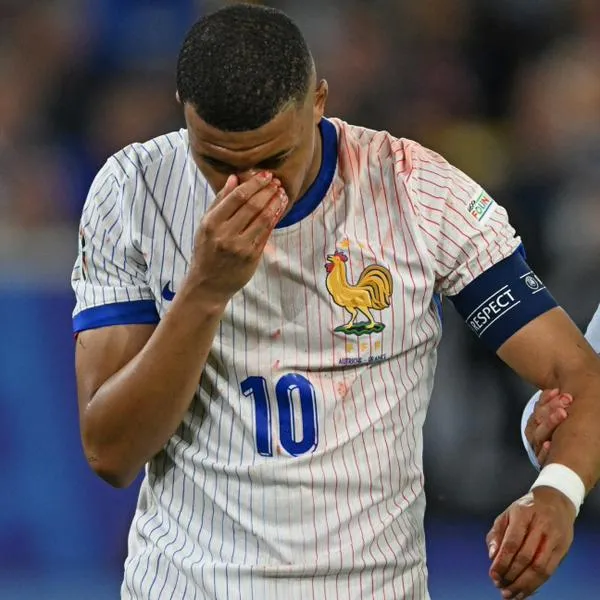 Mbappé salió en "ambulancia" y preocupa su continuidad en Eurocopa