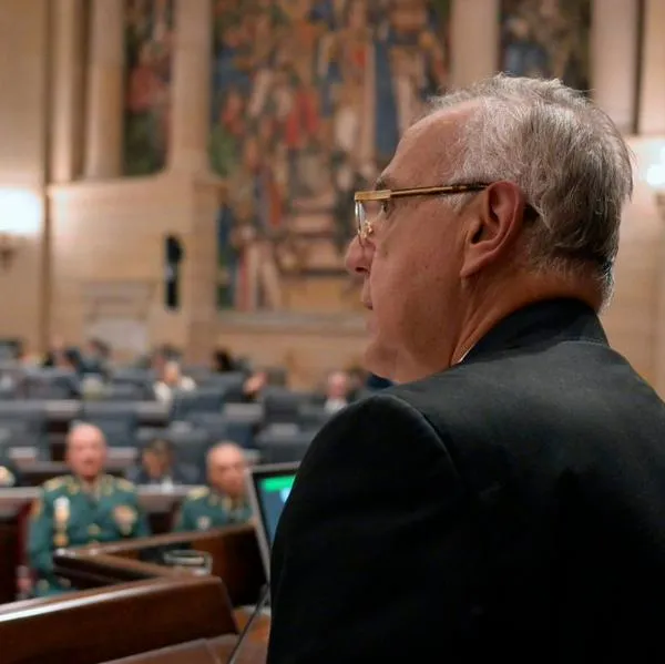 Ministro de Defensa enfrentó un debate de moción de censura por ola de violencia