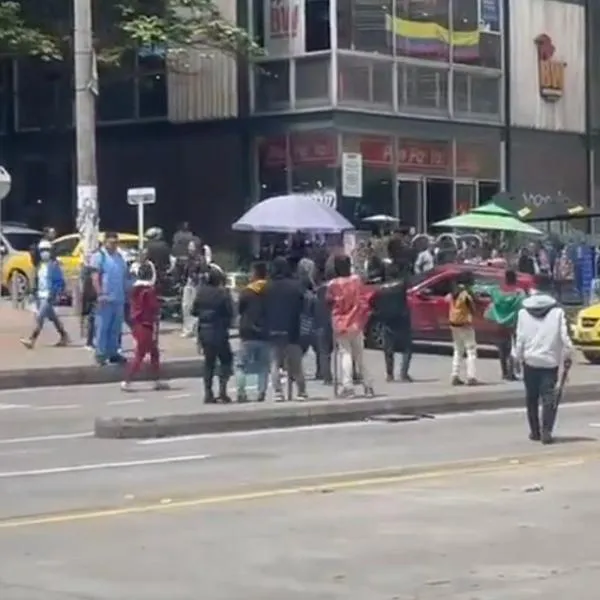 Indígenas pelean con motociclistas por bloqueo en Bogotá; Transmilenio, afectado