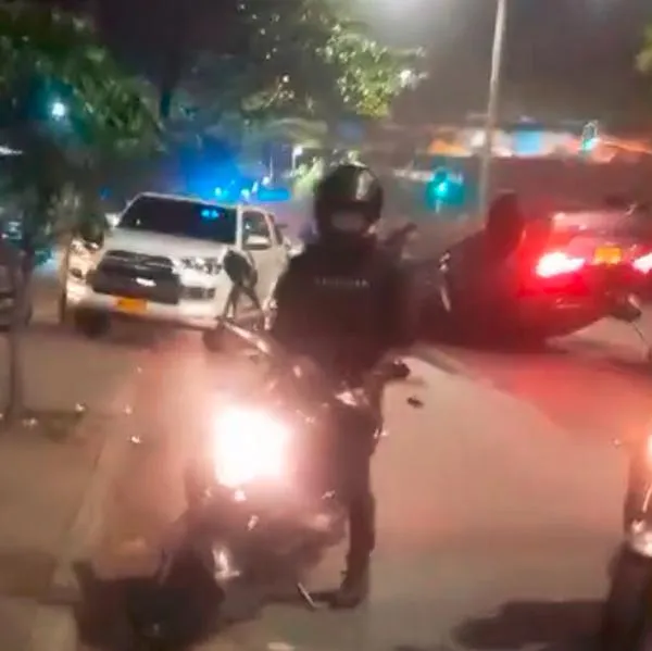 Fuerte accidente de tránsito dejó 2 heridos y carro terminó volcado, en Medellín