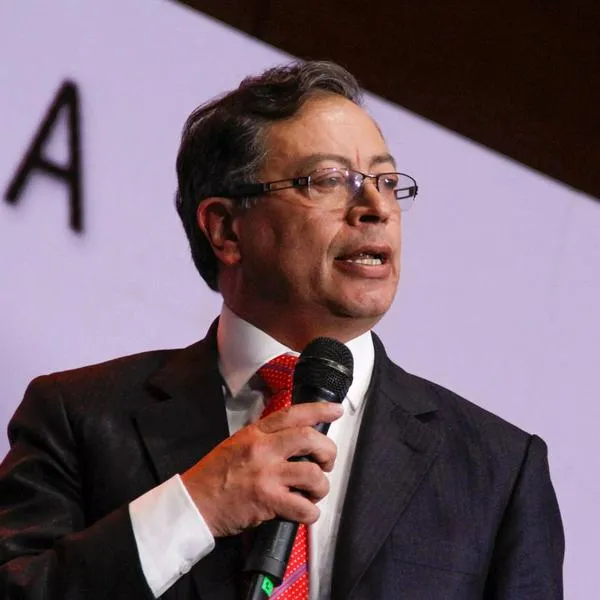 Petro niega constituyente, pero afirma que cambiará normas si es necesario