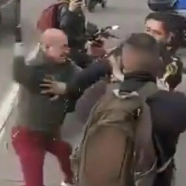 Pelea de escoltas y pasajeros en Bogotá. 